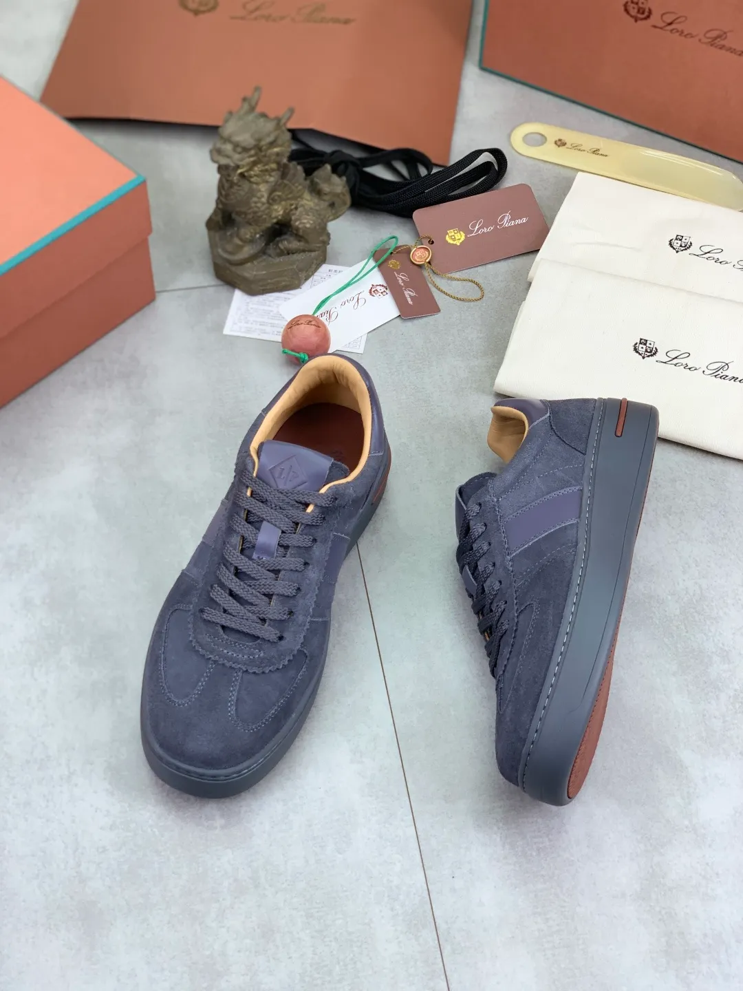 Men's men's shoes 💰P560 New style 💰High quality The latest casual shoes Loro Piana 💯Top grade💯Buy the original copy💯 Founded the existing Loro Piana company on April 24, 1924. It is now the sixth generation of family business, providing top quality products to customers who are discerning in taste and quality. Imported original fly woven fabric with cowhide fabric, plain calfskin lining. Hand-sewn thread with cowhide feet. Original packaging. Number of yards: 38-44 (customized for 45 and 46). 2️⃣ colors available.